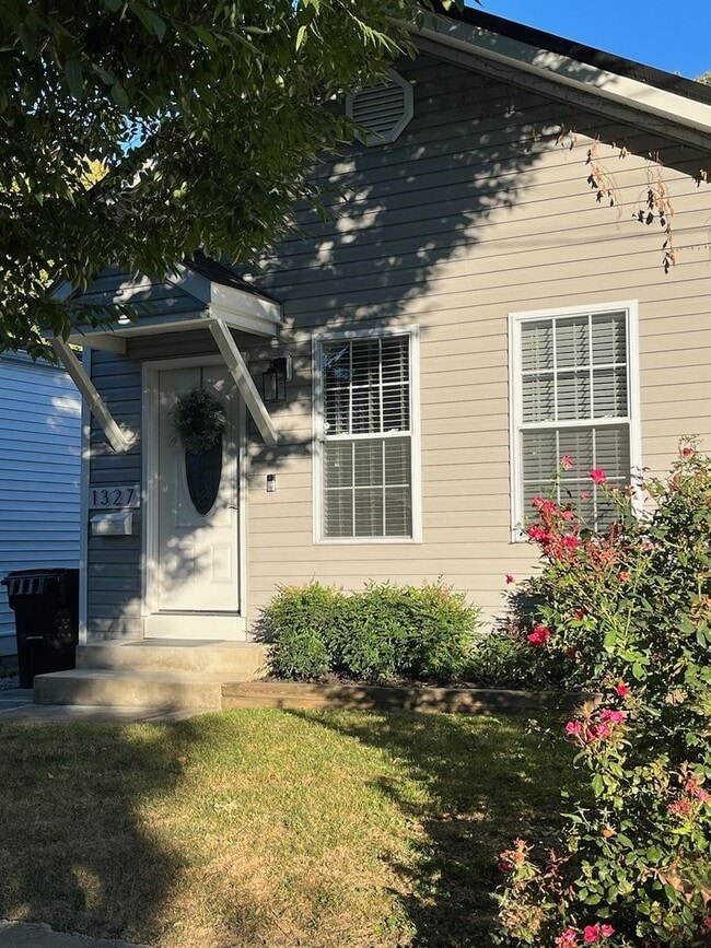 Building Photo - Beautifully Renovated Two Bedroom Highlands Home