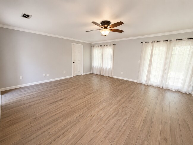Foto del edificio - Charming 3-Bedroom Home with Bonus Room on Spacious Lot – Lake City