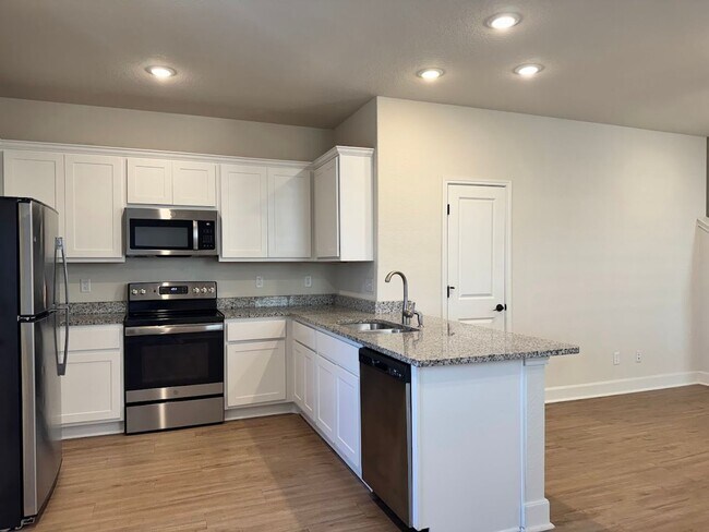 Foto del edificio - PRICE REDUCED...All hard wood floors and r...