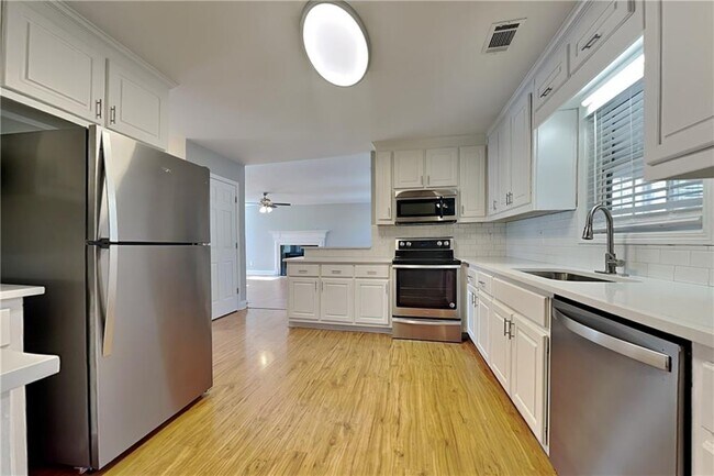 Foto del edificio - 3205 Wellbrook Dr