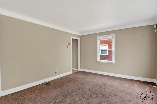 Foto del edificio - $1300 3 bedroom bungalow