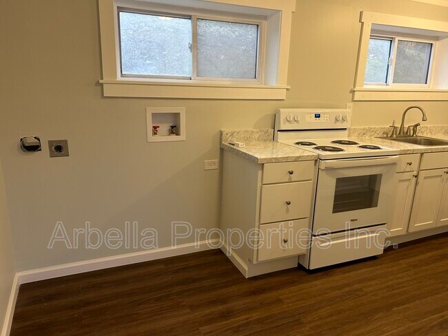 Building Photo - 2303 Abbott Dr
