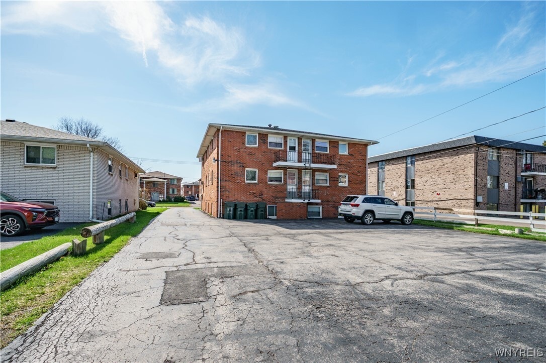 Building Photo - 185 Mead St