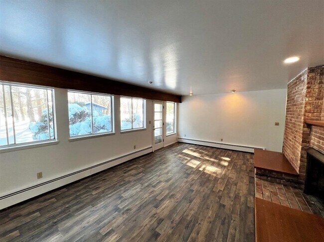 Building Photo - 201 Sinclair St
