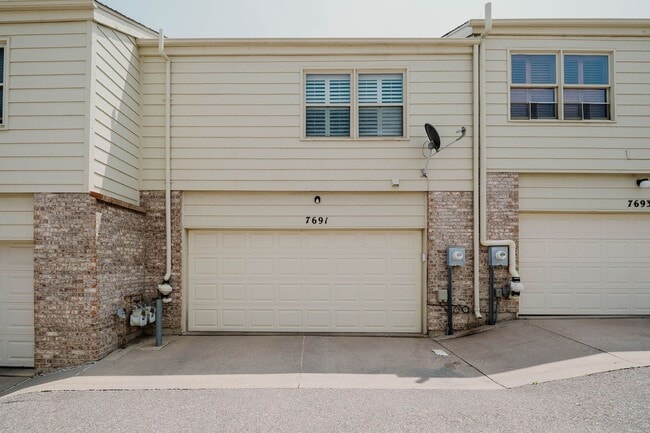 Building Photo - Gorgeous 3 Bed / 4 Bath Townhome in Centen...