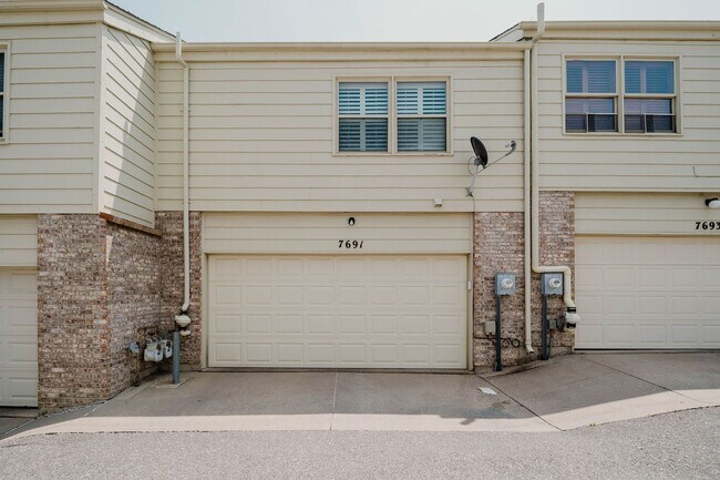 Foto del edificio - Gorgeous 3 Bed / 4 Bath Townhome in Centen...