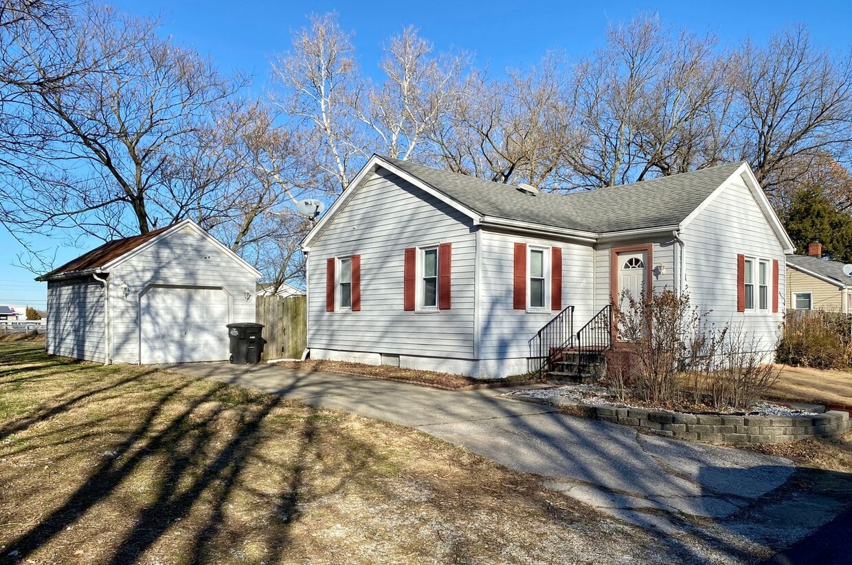 Primary Photo - 2 bedroom one bath house in Godfrey