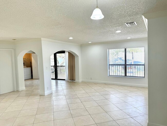 Building Photo - 3939 Carambola Cir N