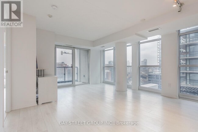 Photo du bâtiment - 400-1400 Adelaide St E