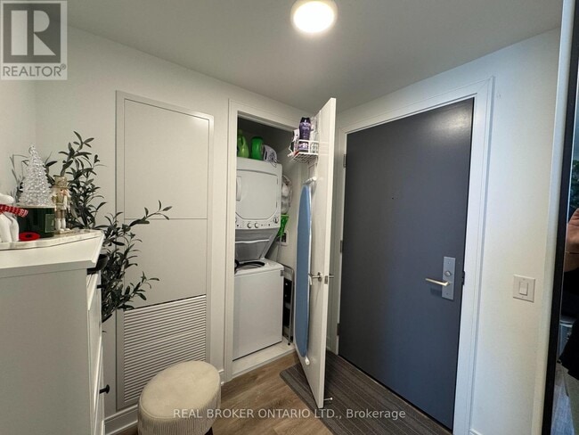 Building Photo - 86 Dundas St E