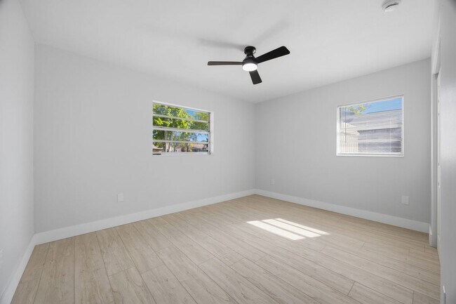 Foto del edificio - 6052 Central Ave