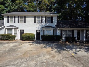 Building Photo - 1225 Oakplace Dr SW