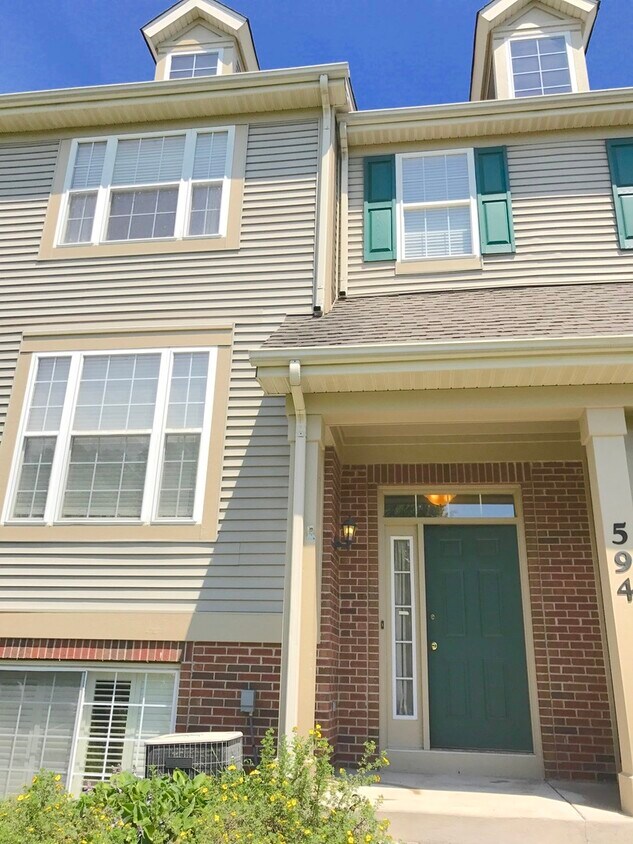 Foto principal - 594 N Hidden Prairie Ct