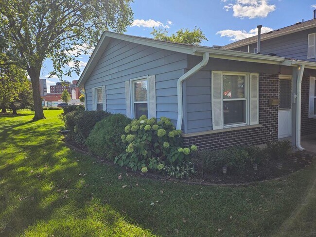 Building Photo - 760 Gloucester Dr