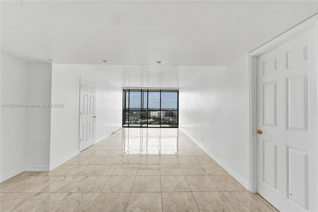 Foto del edificio - 20335 W Country Club Dr