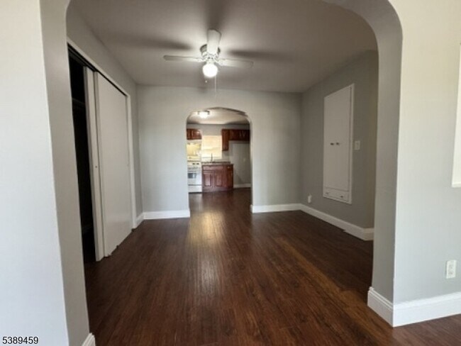 Foto del edificio - 12 E 10th St