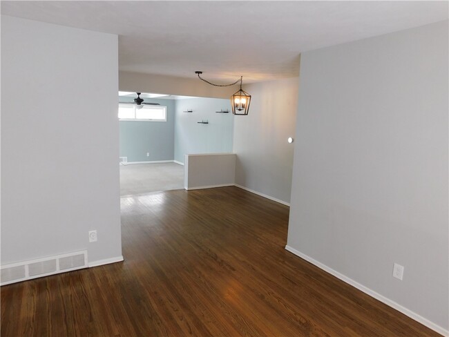 Building Photo - 32 Crystal Spring Ln