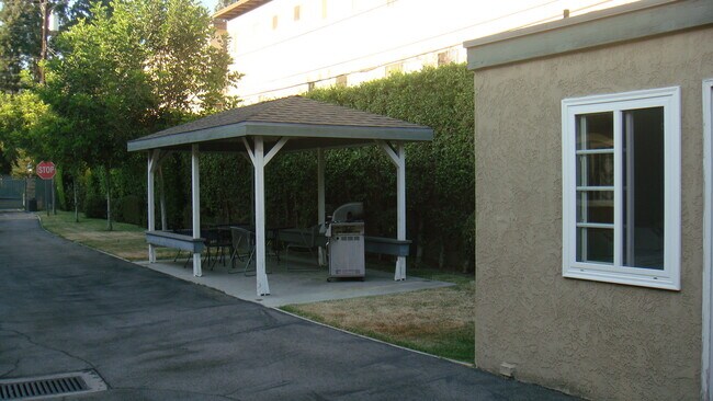 Foto del edificio - 560 W Duarte Rd