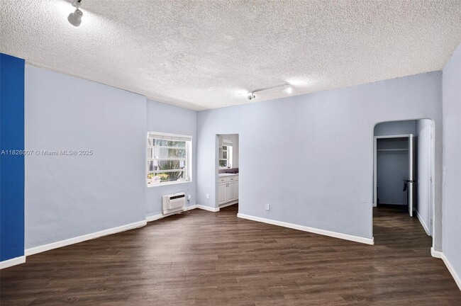 Building Photo - 215 30th St