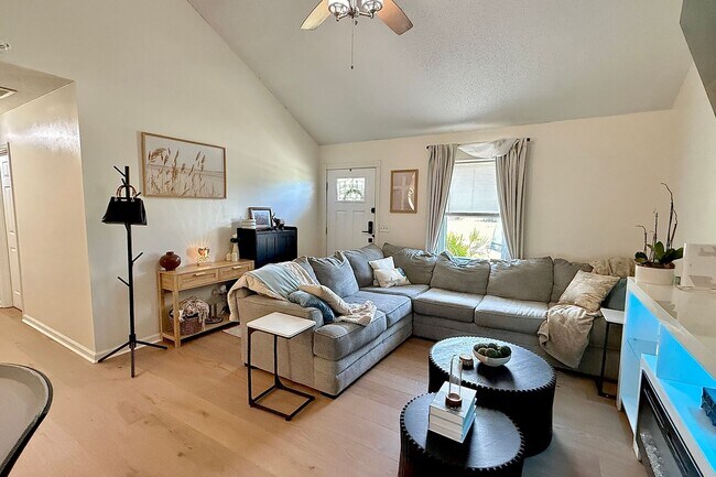 Foto del edificio - COMING JUNE 2026! (Pet Friendly)