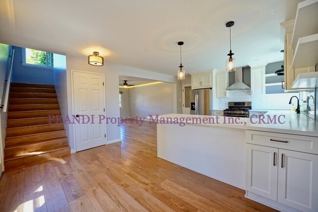 Building Photo - Gorgeous 2Br/2Ba Unit in a Triplex with Am...