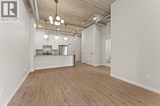 Building Photo - 3160 Meadowbrook Ln