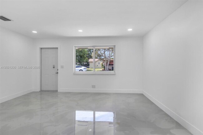 Building Photo - 821 SW 7th Ave