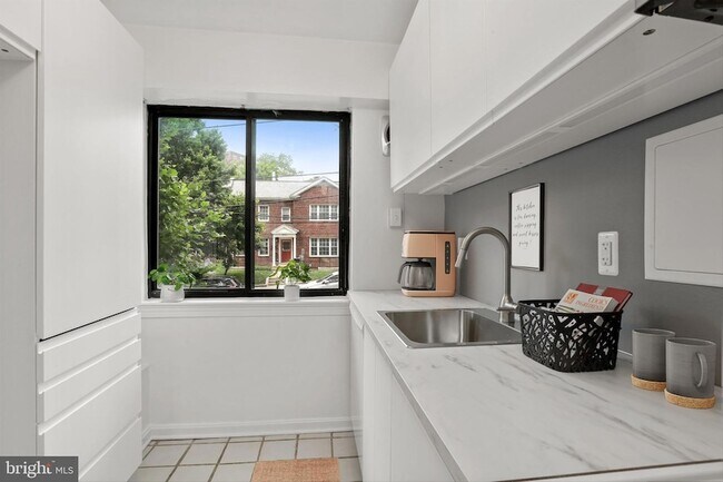Foto del edificio - 3901 Tunlaw Rd NW