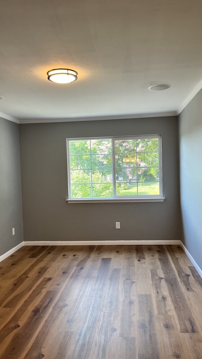 Building Photo - 1015 E Yager Ln