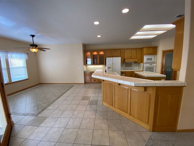 Foto del edificio - Beautiful Spacious& Cozy Home Rent Ready!