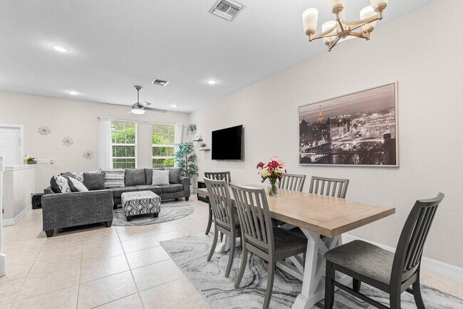 Foto del edificio - 212 W Thatch Palm Cir