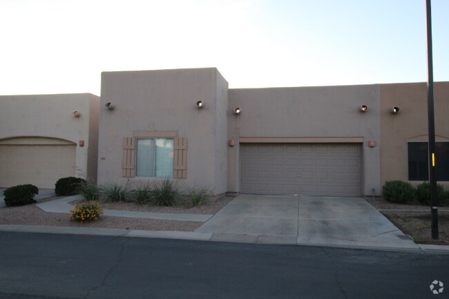 Building Photo - 440 S Val Vista Dr