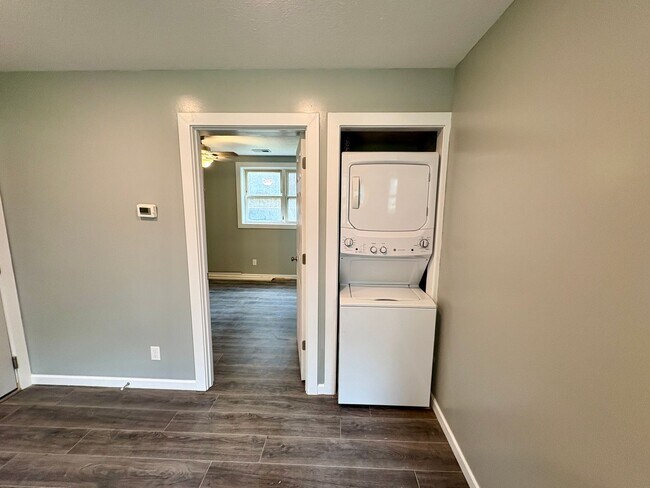 Foto del edificio - Pre Leasing 26-27 School Term! Newly Renovated 1 Bed / 1 Bath in Central MHK!