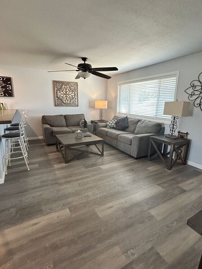 Building Photo - Furnished Home!