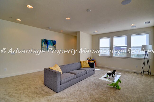 Building Photo - Almost New 4 Bed, 3.5 Bath 3,000 sq ft House