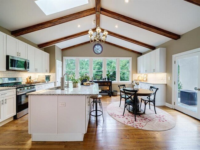 Foto del edificio - 32 Lullwater Pl NE