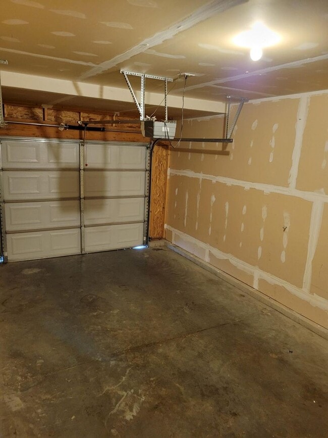 Building Photo - 3 Bedroom, 2.5 Bathroom Townhouse; Short Drive to MSU Campus