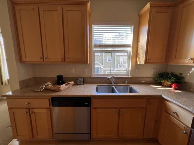 Building Photo - Lovely 3 bed, 3 bath End Unit, 2 car garage