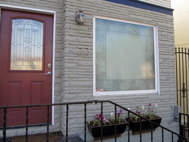 Building Photo - 122 E San Salvador St