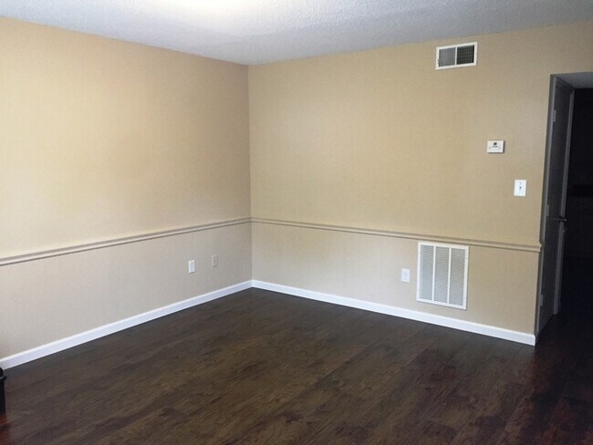 Foto del edificio - Charming townhouse convenient to downtown Concord!
