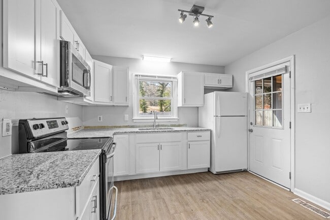 Building Photo - Beautiful 3BR Home in SE Raleigh - Fully Renovated + HUGE Fenced in Yard!