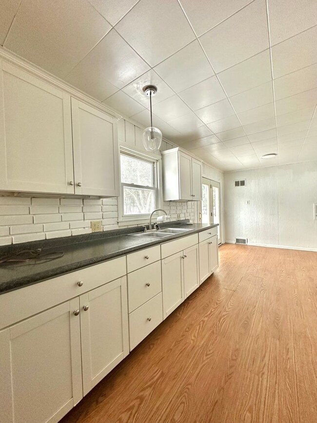 Building Photo - 833 Westmoreland Ave