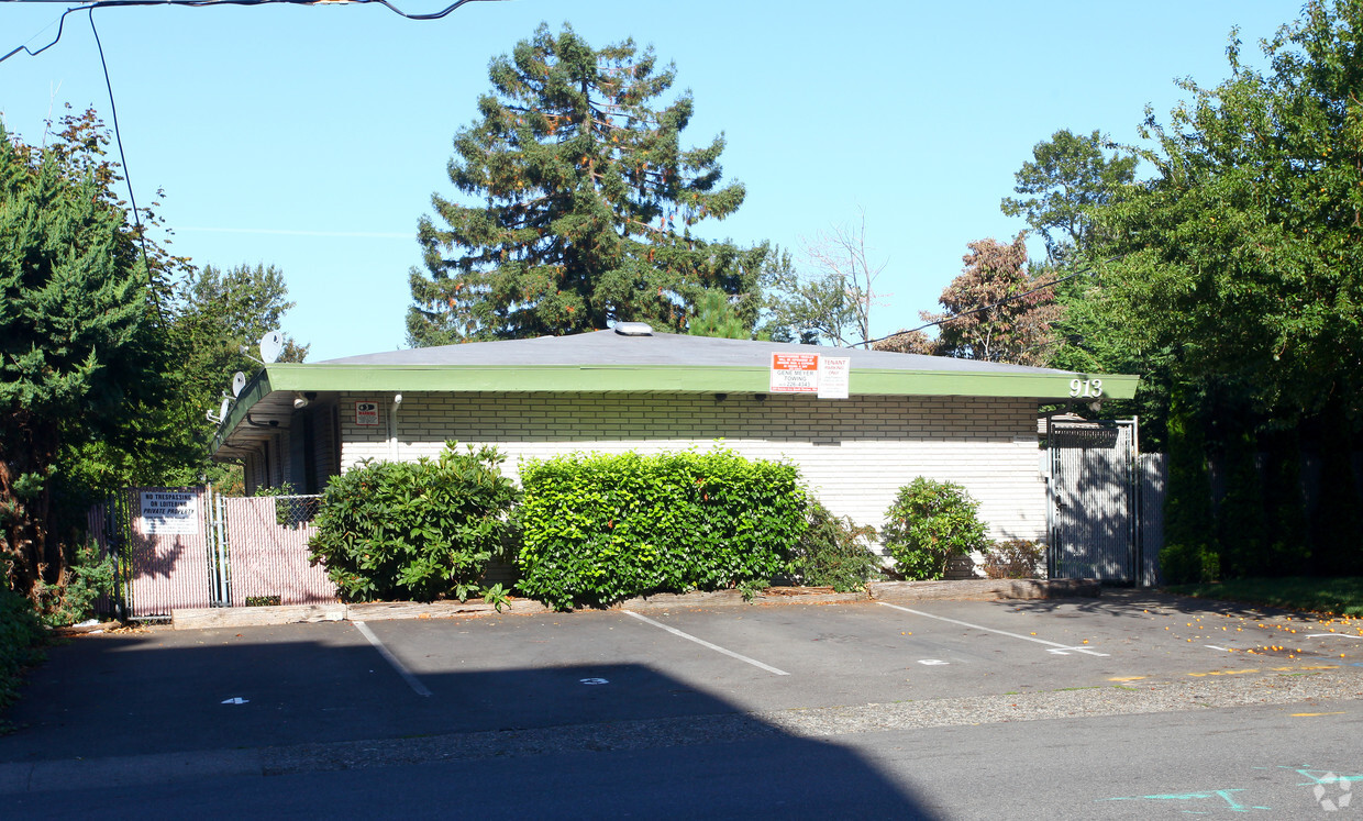 Primary Photo - 913 Harrington Ave