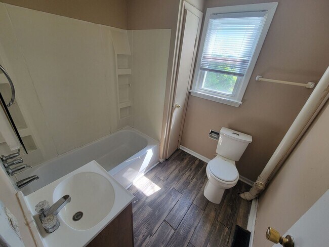 Foto del edificio - 670 Hooven Ave 2BR/1BA (Lindenwald)