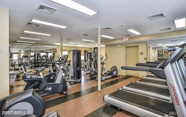 Foto del edificio - 4083 S Four Mile Run Dr