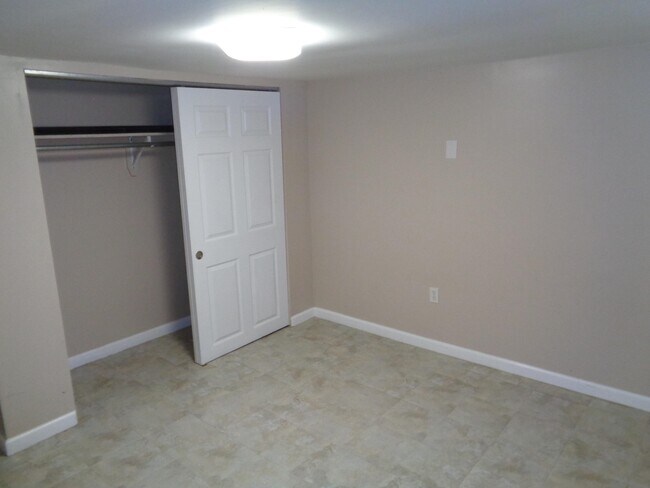 Building Photo - 464 MALLORY Ave