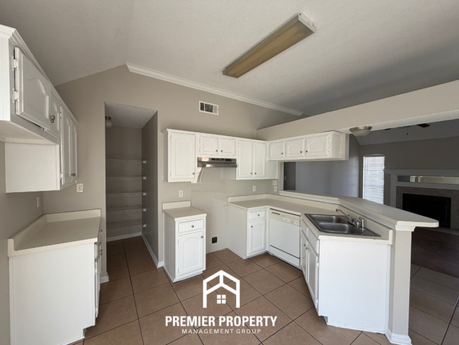 Building Photo - 2815 Juanita Cir W