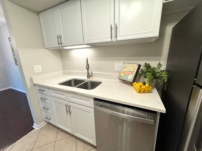 Building Photo - 520 Shorely Dr