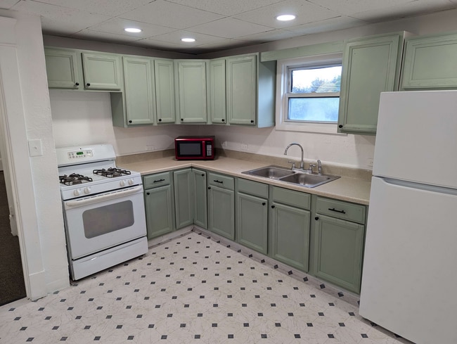 Building Photo - 1323 Oak St