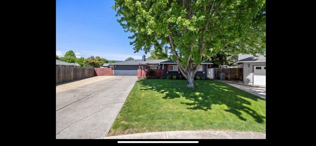 Foto del edificio - 746 Hemlock Ct